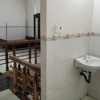 Nhà 2 tầng MT LLQ